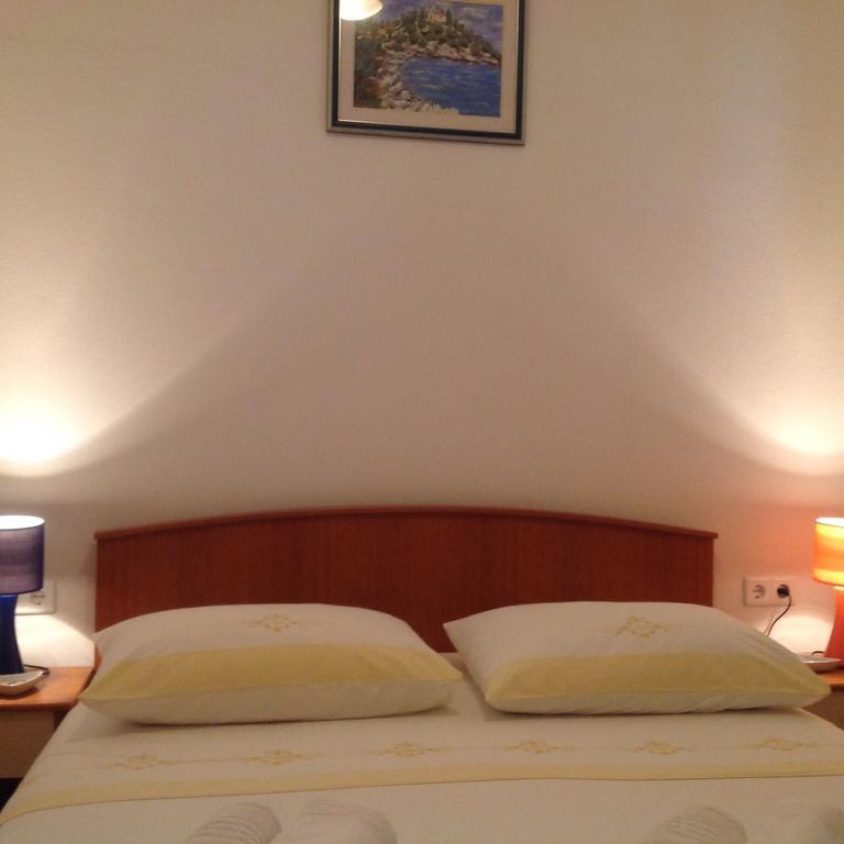 Apartamento Belic Vinko- House Jelsa  Habitación foto