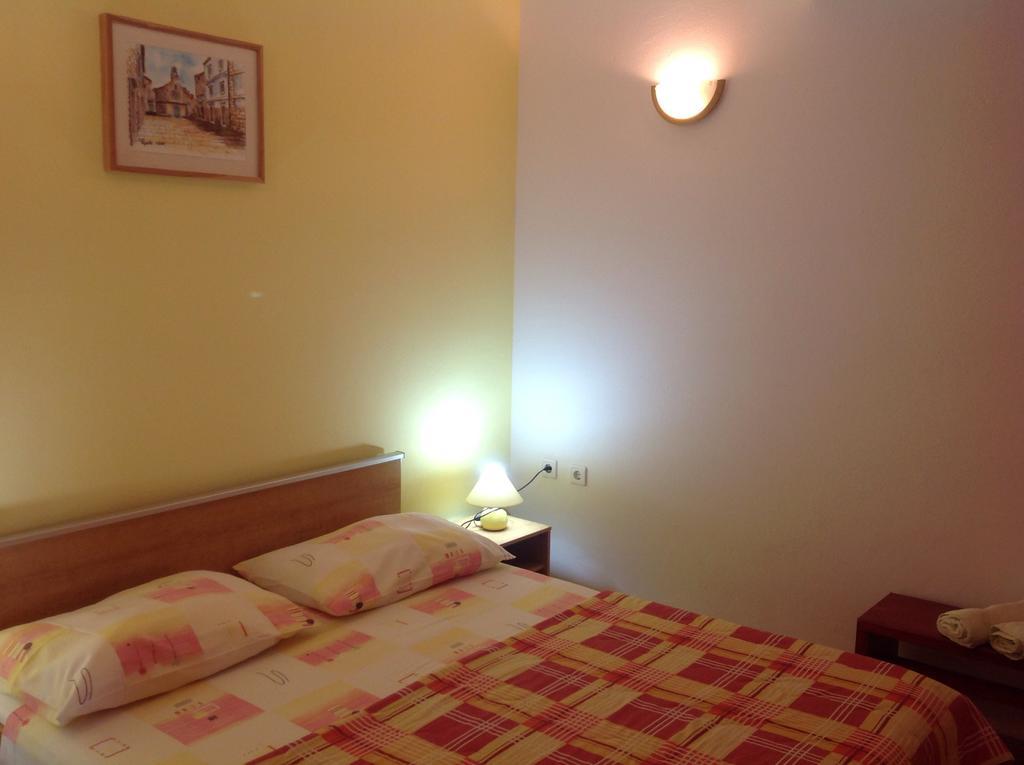 Apartamento Belic Vinko- House Jelsa  Habitación foto